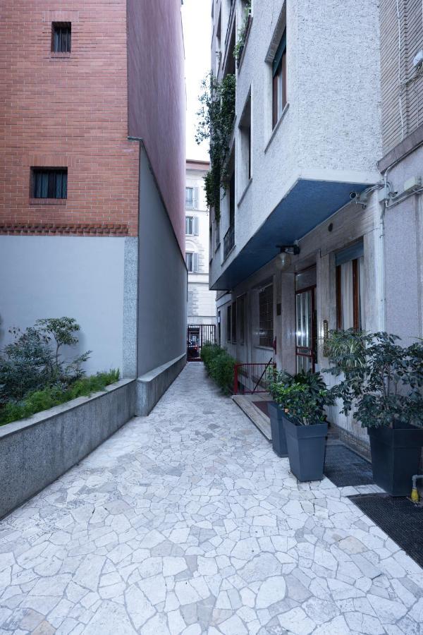 Milan Flat 5 Min From Duomo With Park For Small Cars Appartement Buitenkant foto